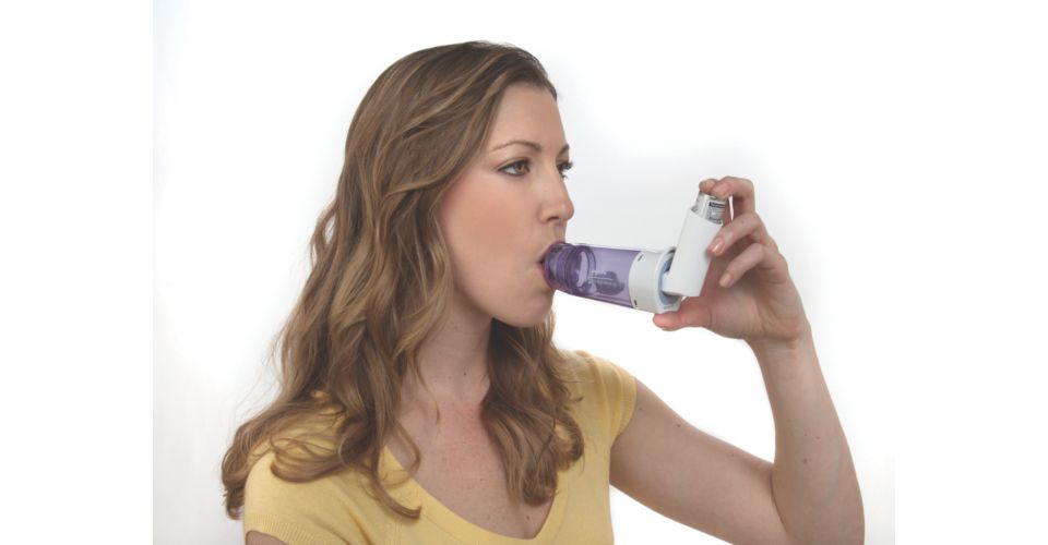 Doamna folosind OptiChamber Diamond